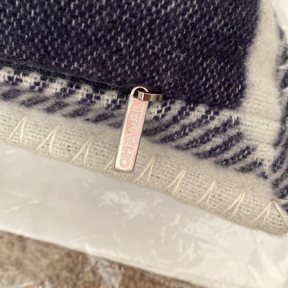 Chanel cashmere/ wool CC DOUBLE FACE INTERIOR PILLOW - Picture 4 of 9